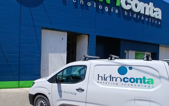 Furgoneta eléctrica de Hidroconta para movilidad sostenible frente a la fachada principal.