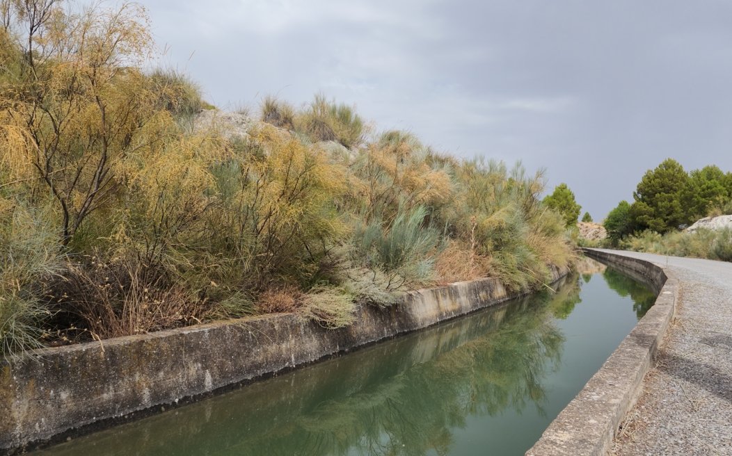 Tramo del Canal de Jabalcón a su paso por el Altiplano de Granada