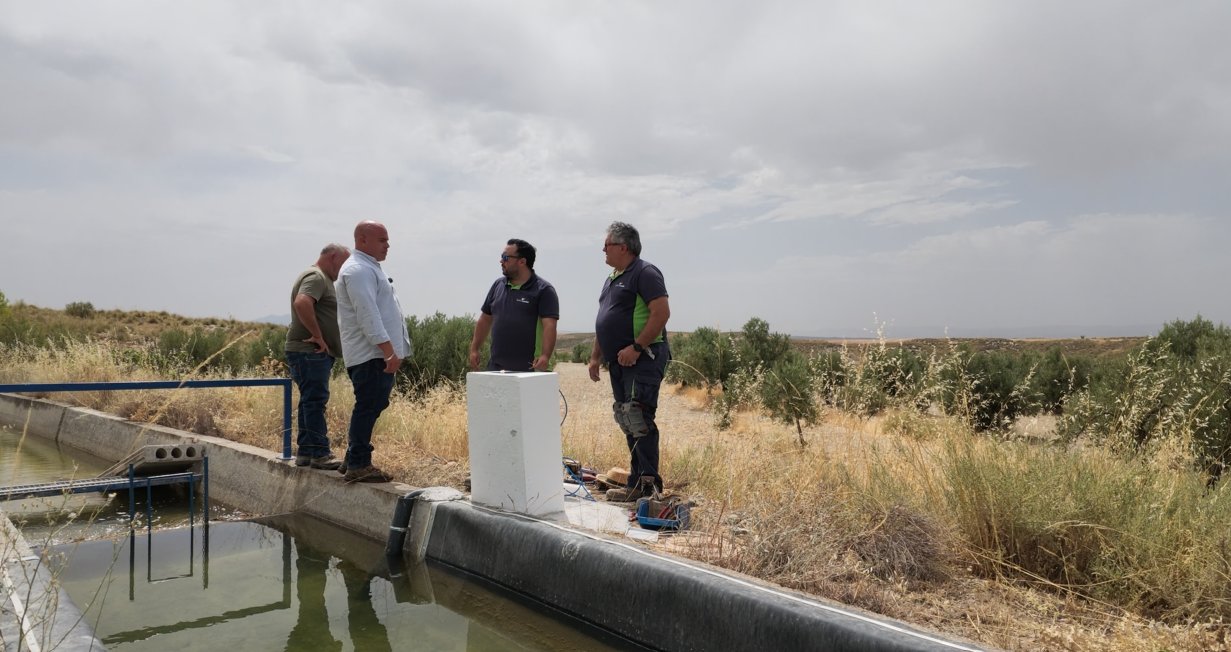 Reunión de seguimiento del proyecto en una toma de riego del Canal de Jabalcón