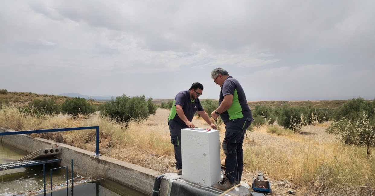 Técnicos trabajando en una toma de riego junto al Canal de Jabalcón